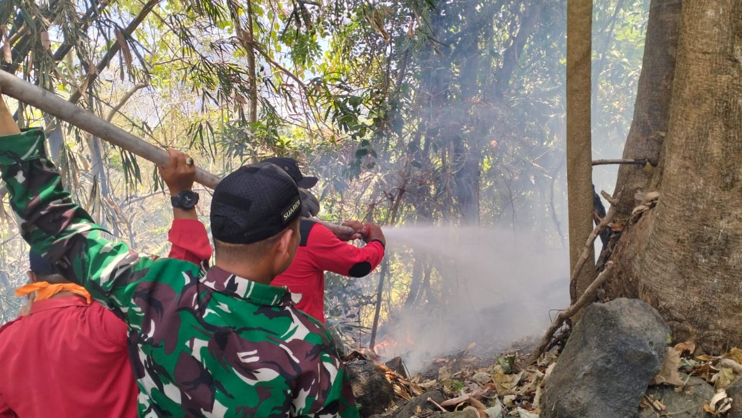 *Gerak Cepat Laporan Warga, Babinsa dan Manggala Agni Padamkan Kebakaran Lahan di Gowa*