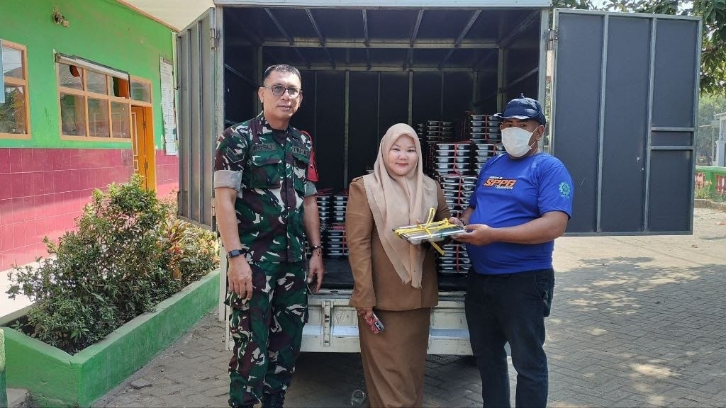 Sinergi Kawal Program Gizi, Babinsa Koramil Pallangga Dampingi Pendistribusian MBG
