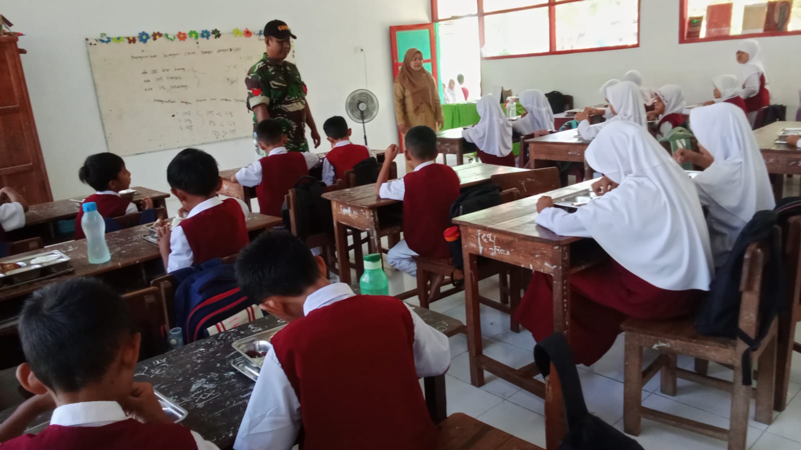 *Babinsa Maccinibaji Dampingi Penyaluran 3.120 Paket Gizi Sehat di Yayasan Simpul Hatana Paramma*