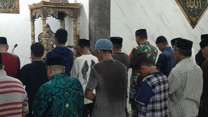 *TNI Manunggal Bersama Rakyat, Babinsa Koramil 1409-01/Somba Opu Laksanakan Safari Subuh dan Komsos*