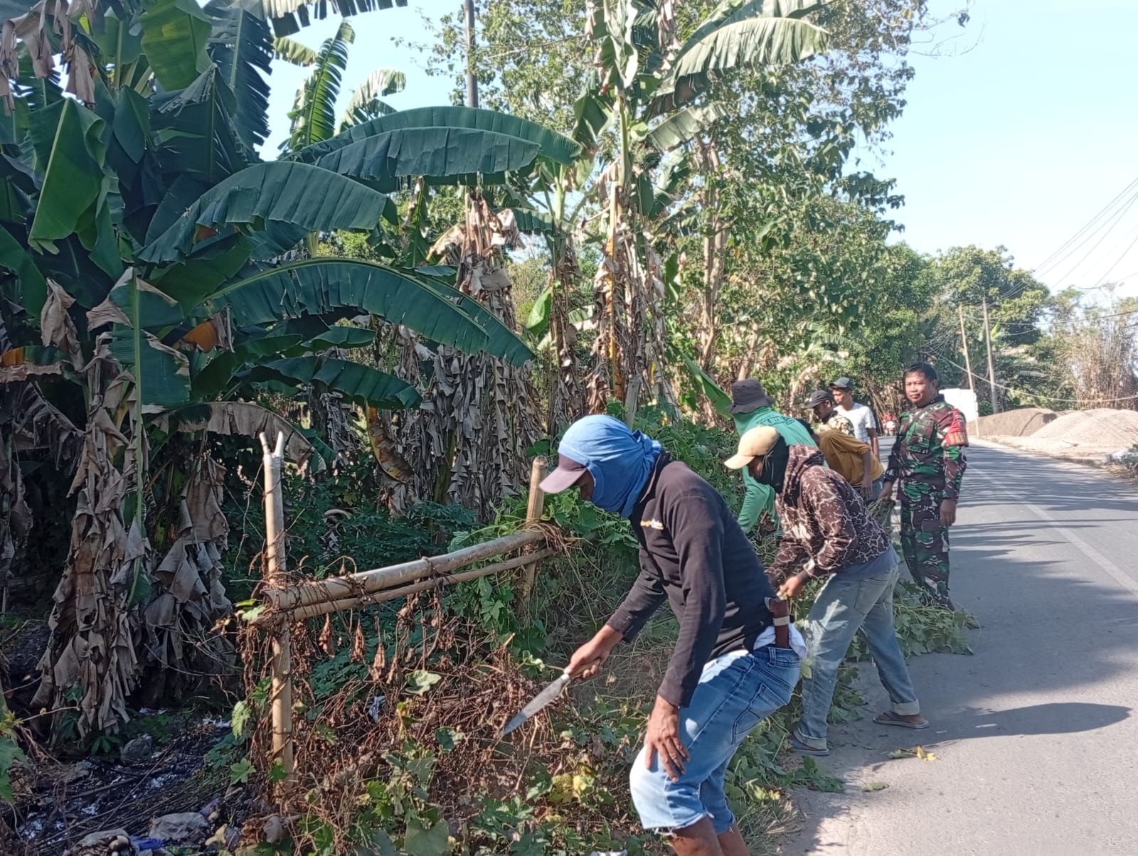 *Aksi Nyata Babinsa Manjapai dan Warga Dusun Data Wujudkan Lingkungan Bersih dan Aman*