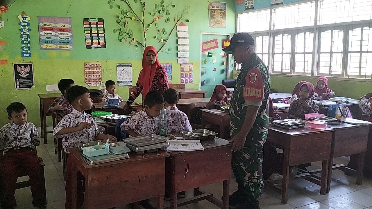 *Pastikan Makanan Layak dan Bergizi, Babinsa Desa Bontoramba Pantau Langsung Pembagian MBG*