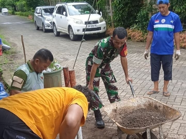 *Babinsa Bersama Warga Kompleks Villa Samata Gowa Gelar Karya Bakti Bersihkan Drainase*