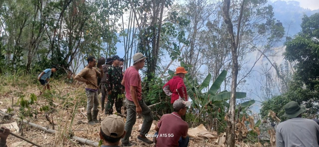 Kebakaran Lahan Seluas 1,5 Hektar Terjadi di Desa Manimbahoi, Aparat Bersama Warga Berhasil Padamkan Sebelum Meluas