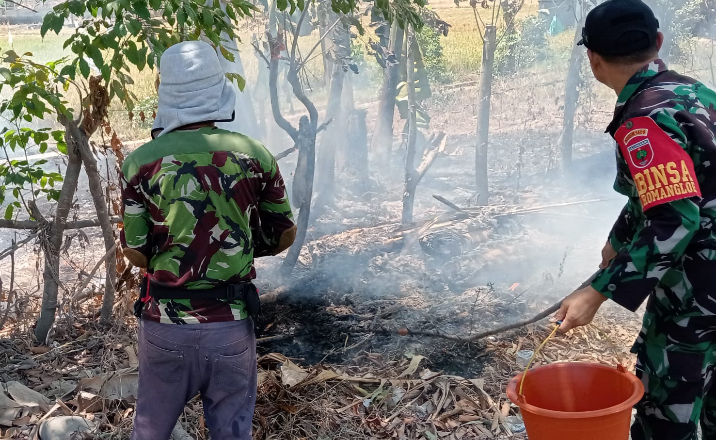 *Lahan 2 Hektar di Romangloe Terbakar, Aksi Cepat Babinsa Cegah Api Meluas*