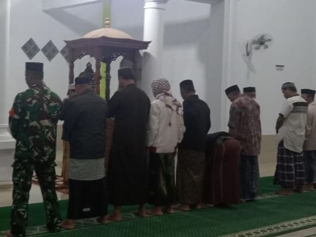*Safari Subuh di Masjid Besar Malakaji, Babinsa Gowa Ajak Warga Jaga Keamanan Wilayah*