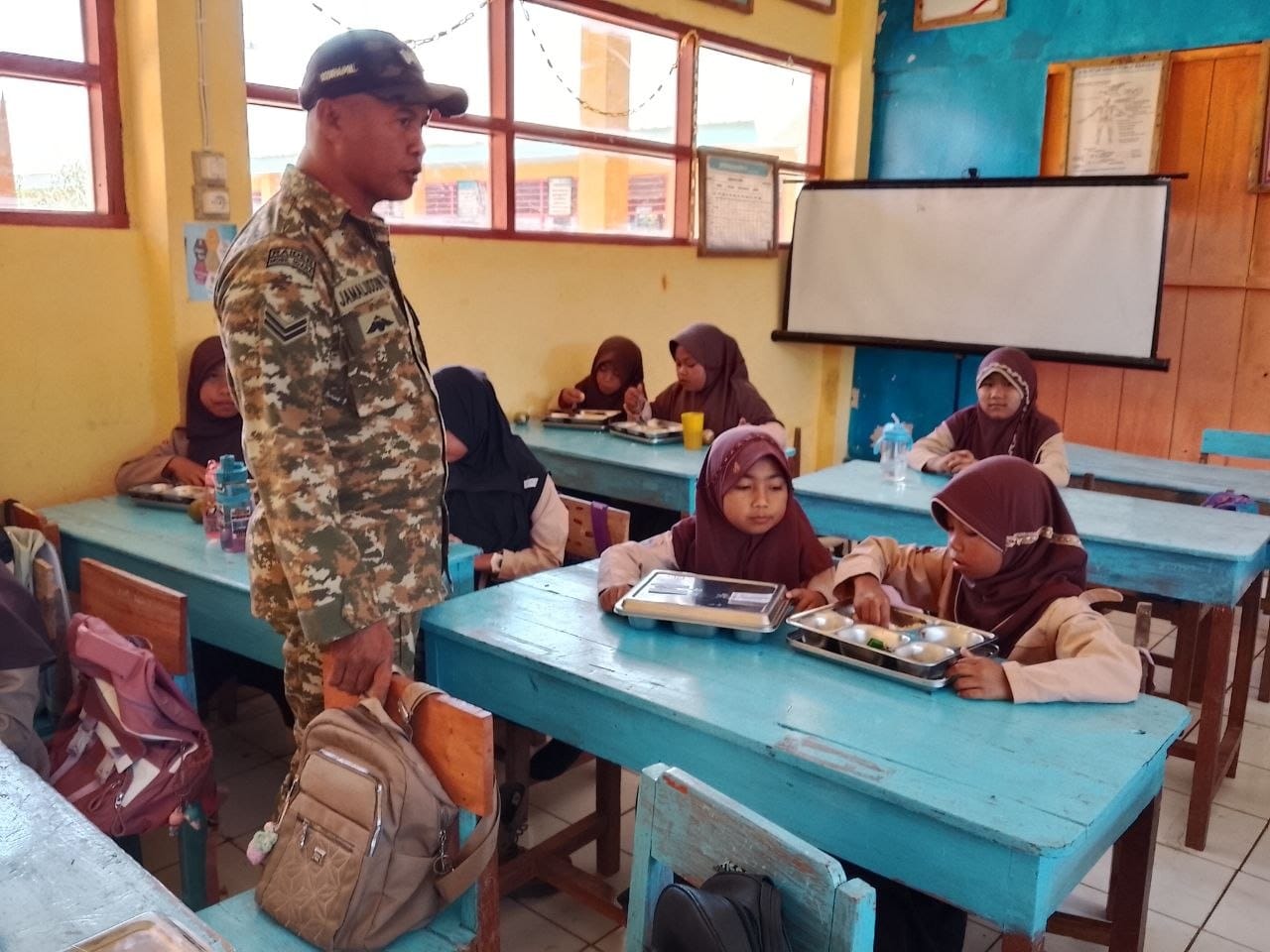 *Langkah Nyata Kawal Gizi Anak Bangsa, Babinsa Cikoro Pantau Penyaluran MBG*