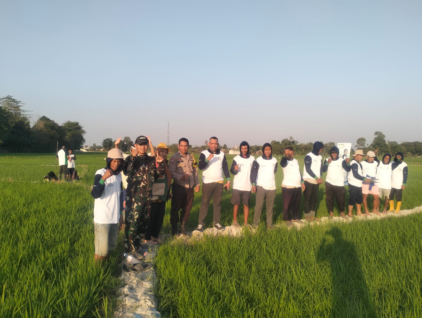 *Dukung Swasembada Pangan, Babinsa Koramil Bajeng Dampingi Sosialisasi Aplikasi Antiji di Gowa*