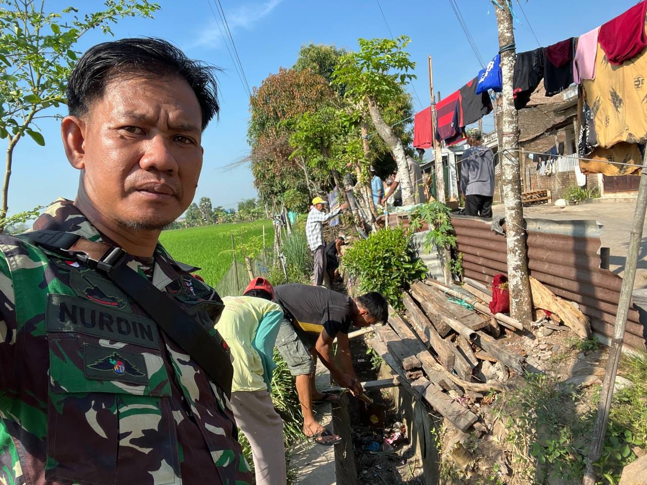 *KERJA BAKTI PEMBERSIHAN SALURAN IRIGASI, BABINSA DAN WARGA DESA TINGGIMAE PERKUAT KETAHANAN PANGAN*